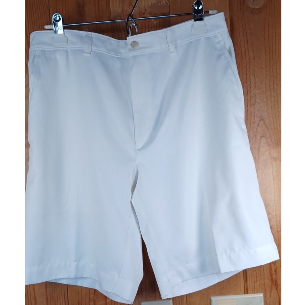 PGA TOUR Men's White Golf Shorts 32 Expandable Waist Accessory Pocket 9.5 Inseam